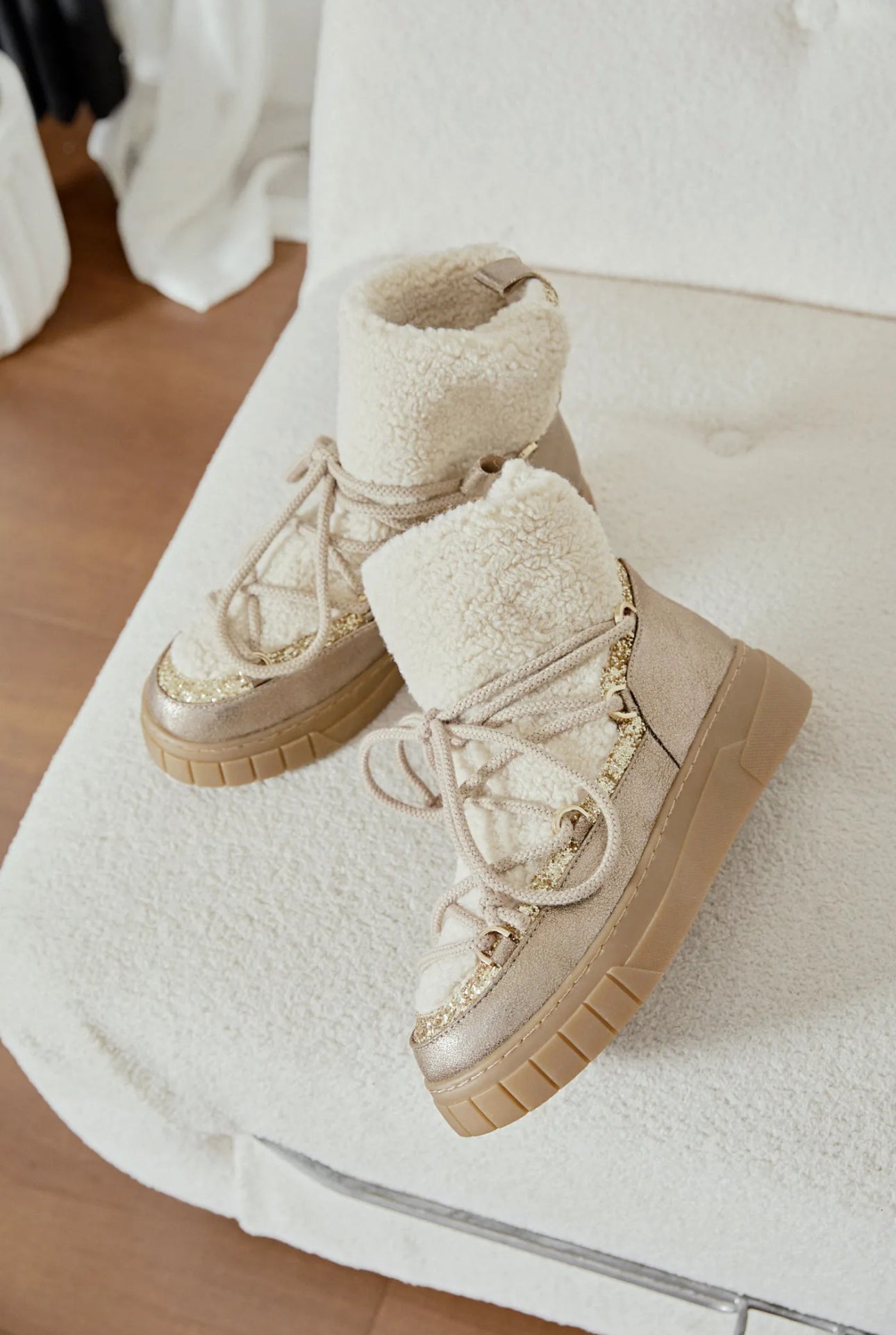 Boots d'hiver taupe à lacets avec semelle épaisse et bout rond en imitation peau de mouton - Mode Femme | Cassy