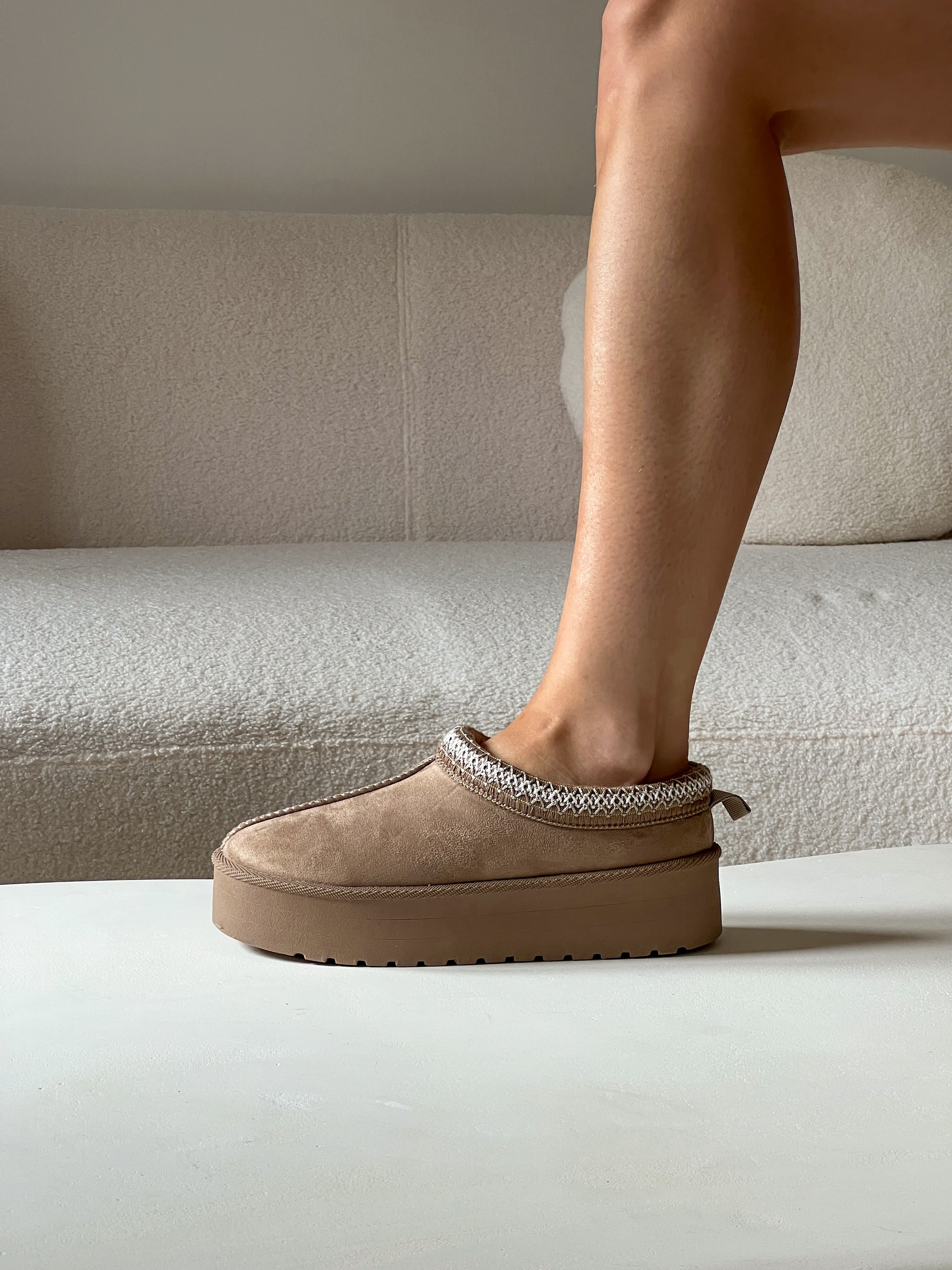 TARA - Mules à plateforme en suédine kaki et motifs brodés - Mode Femme | Cassy