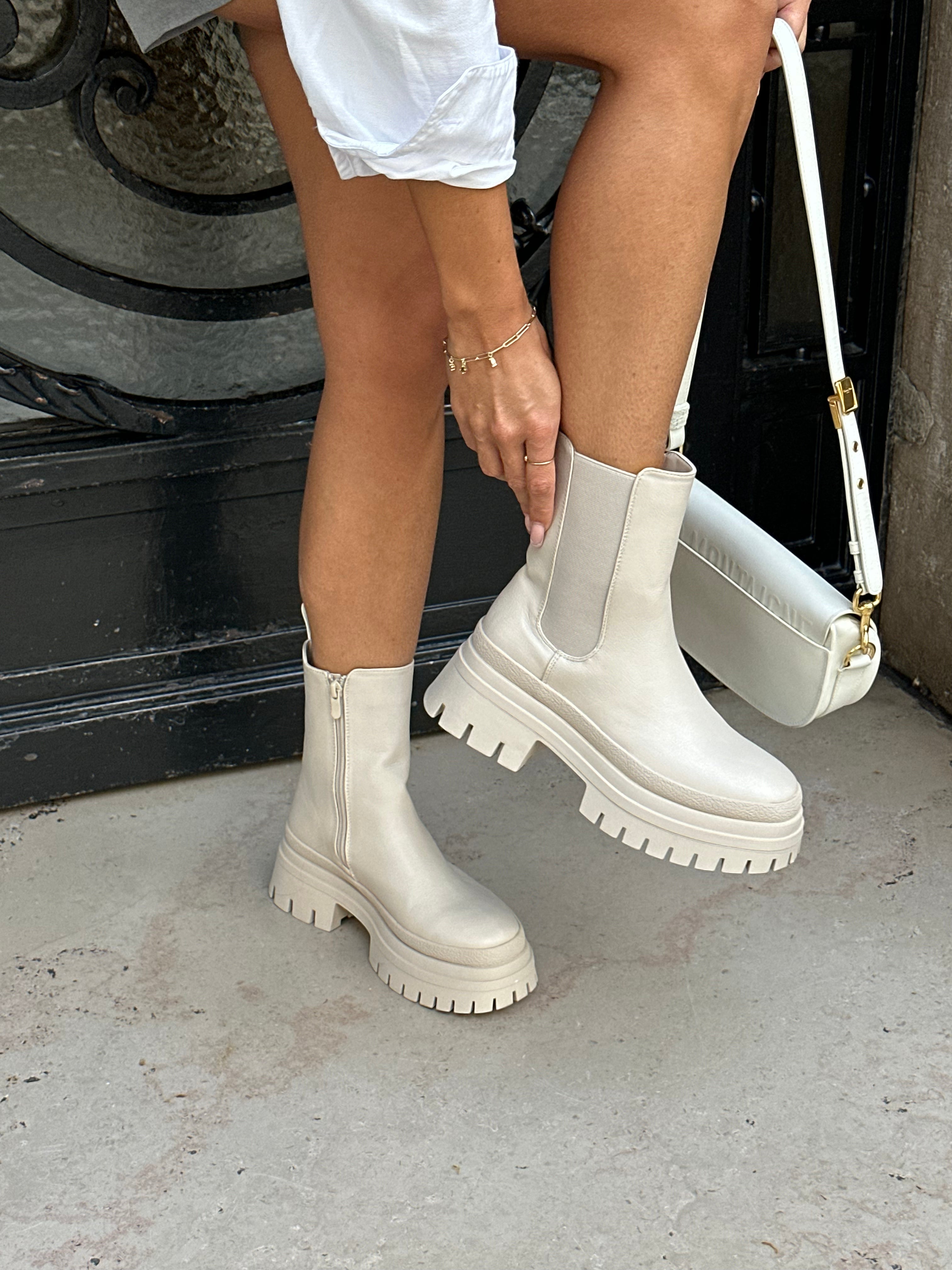 JAYNE - Bottines chelsea beiges à semelle crantée - Mode Femme | Cassy