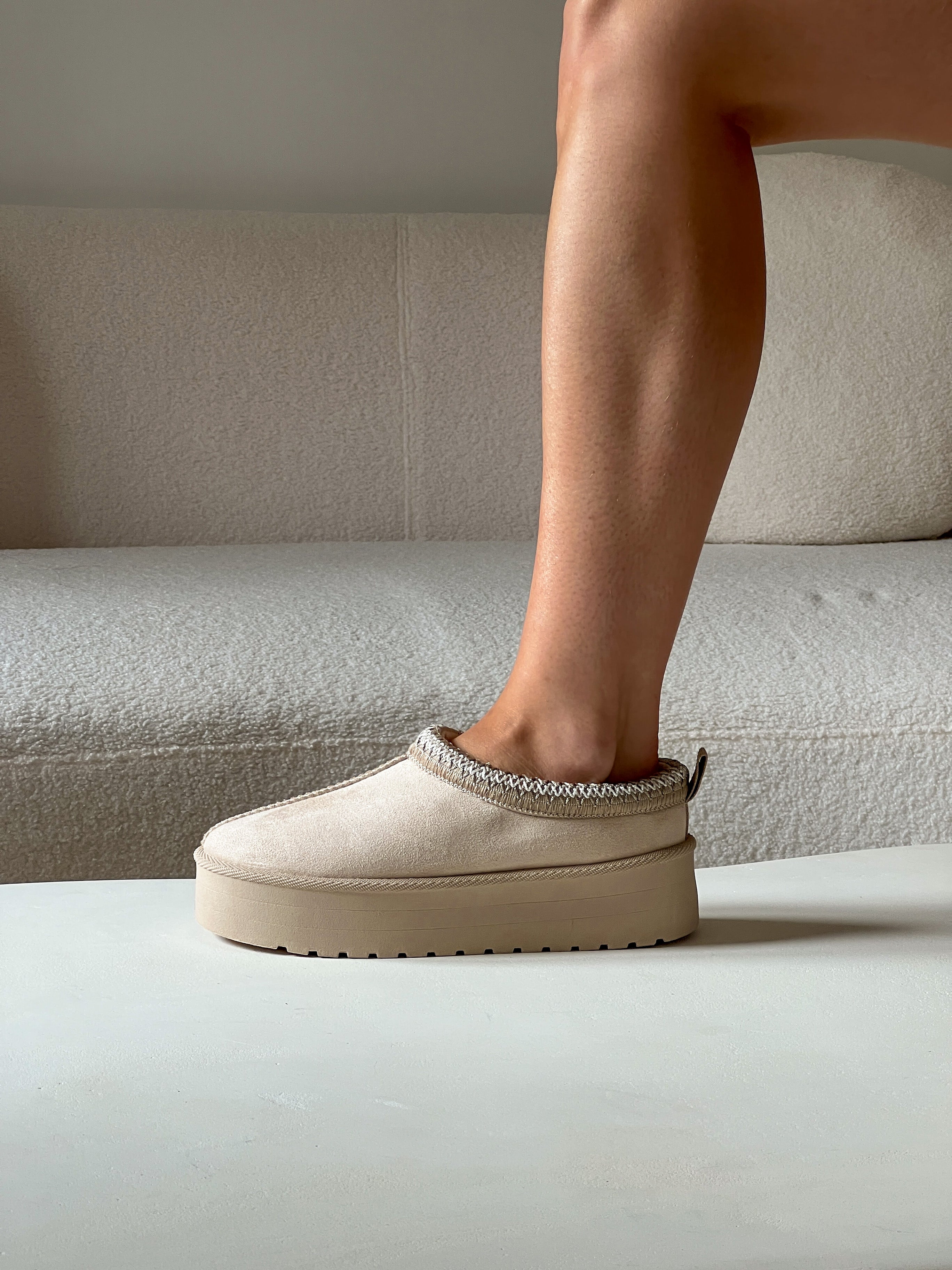 TARA - Mules à plateforme en suédine beige et motifs brodés - Mode Femme | Cassy