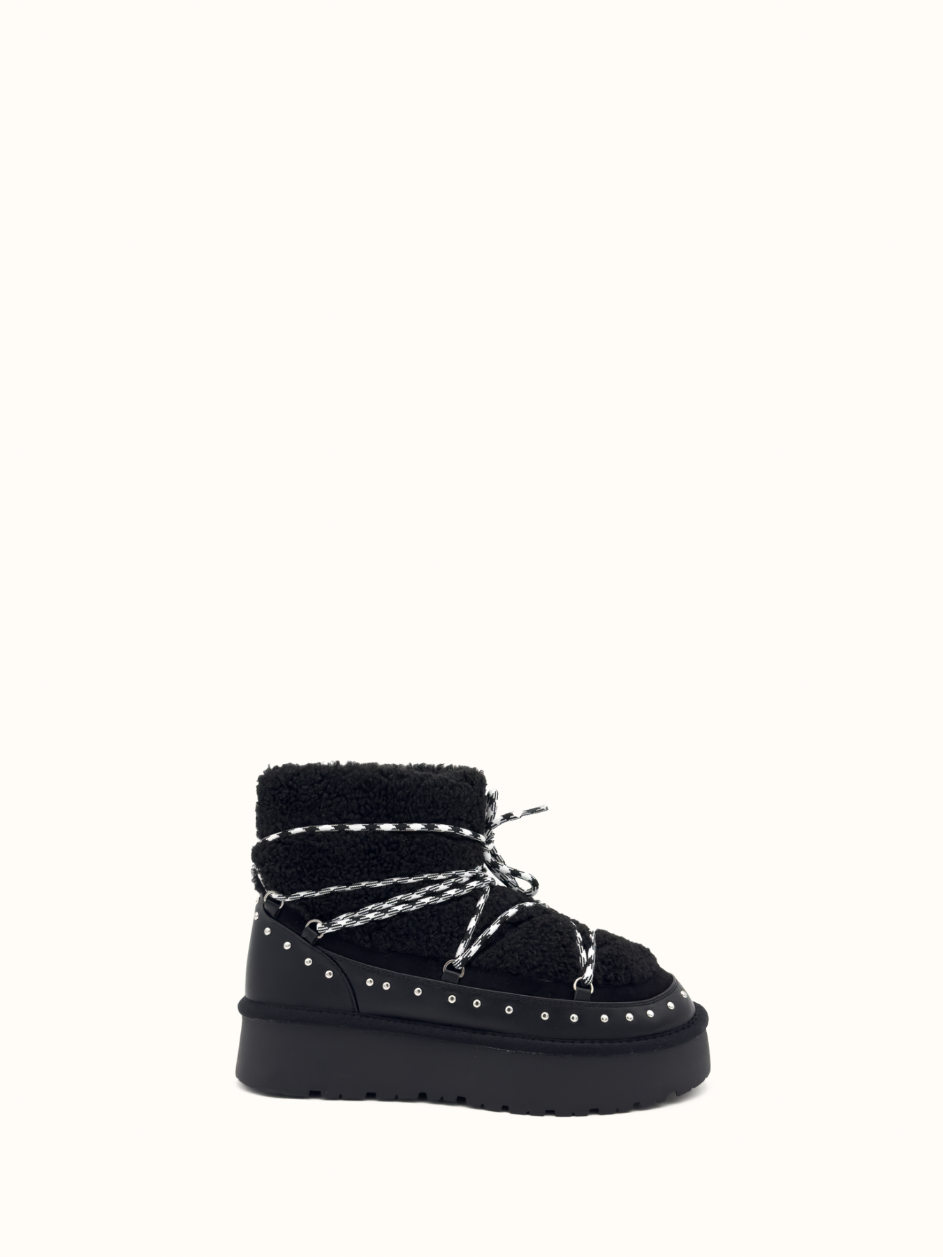 Boots d'hiver noires à lacets avec semelle épaisse et détails cloutés - Mode Femme | Cassy