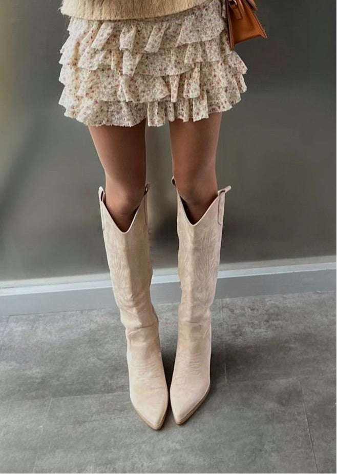 HAILEY - Bottes santiags à talon et bout pointu en suédine beige style cowboy - Mode Femme | Cassy