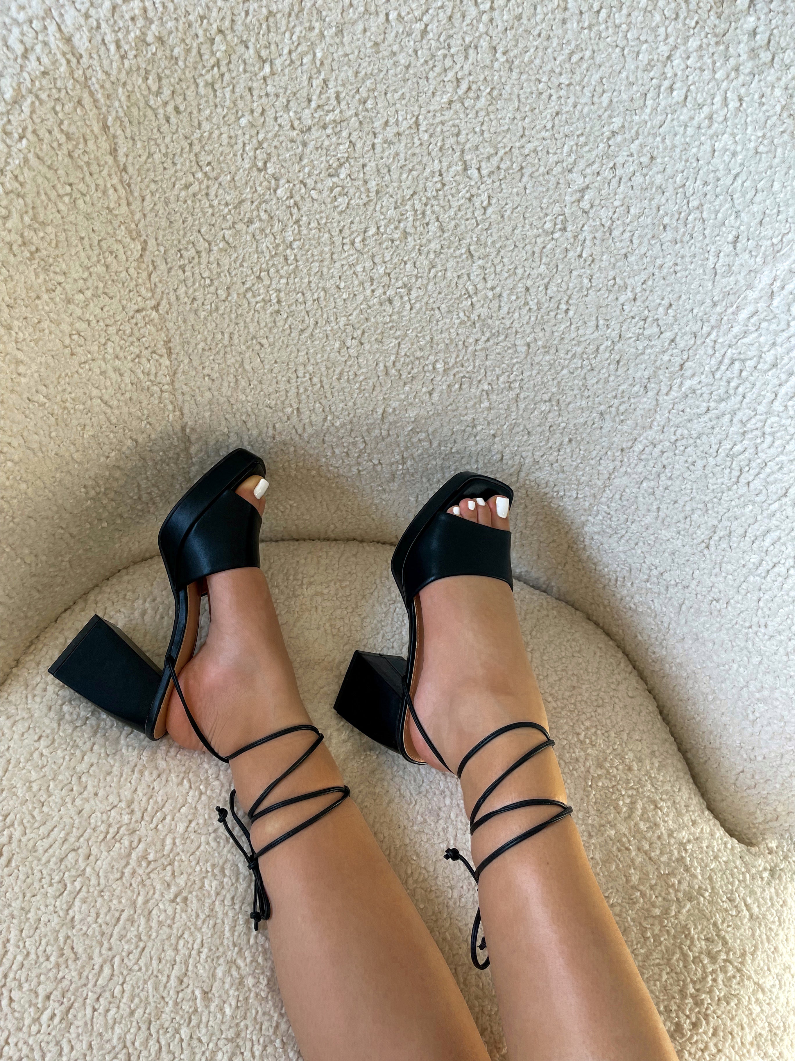 COURTNEY- Mules noires à légère plateforme et fines lanières à lacets - Mode Femme | Cassy