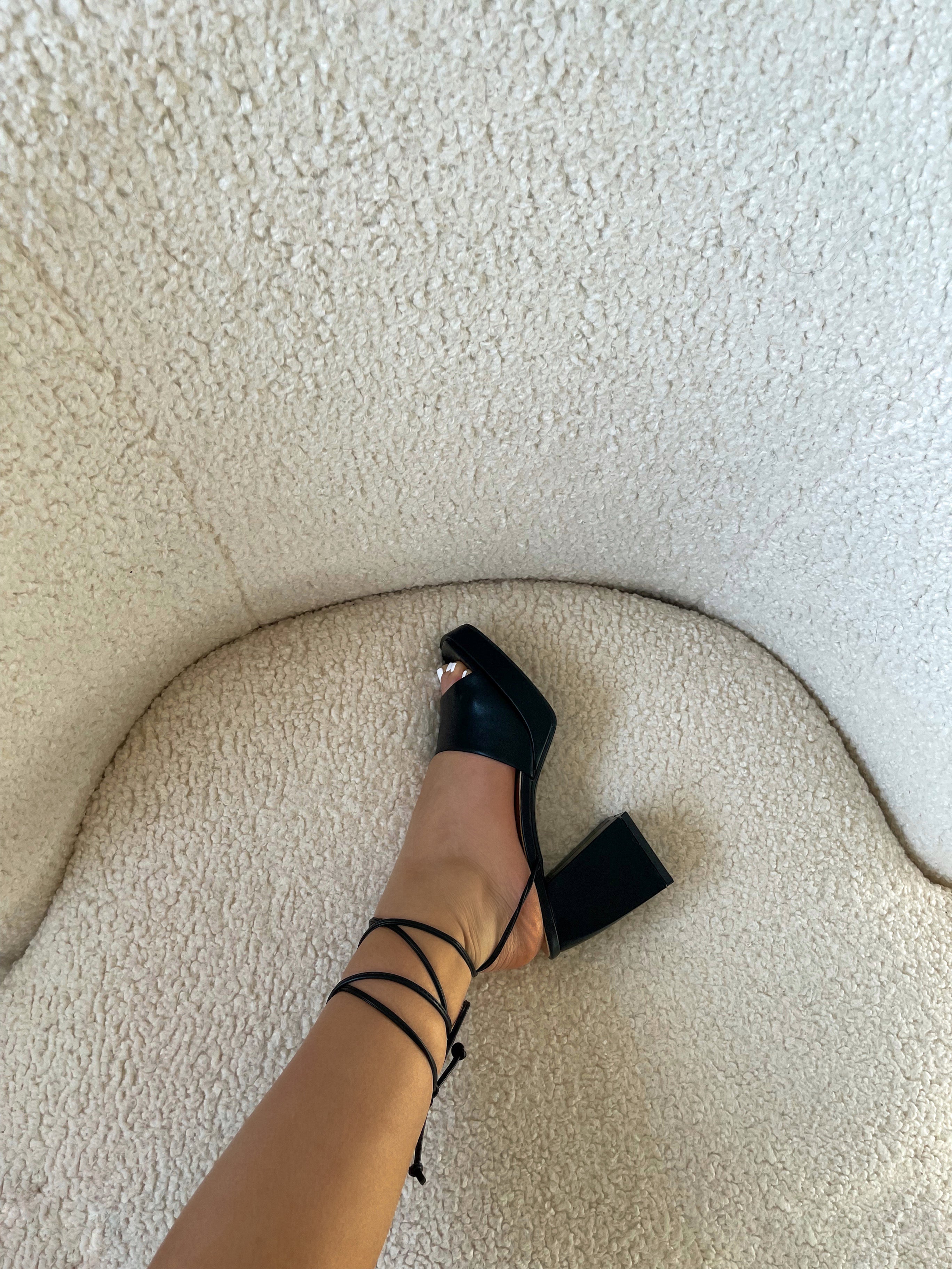 COURTNEY- Mules noires à légère plateforme et fines lanières à lacets - Mode Femme | Cassy