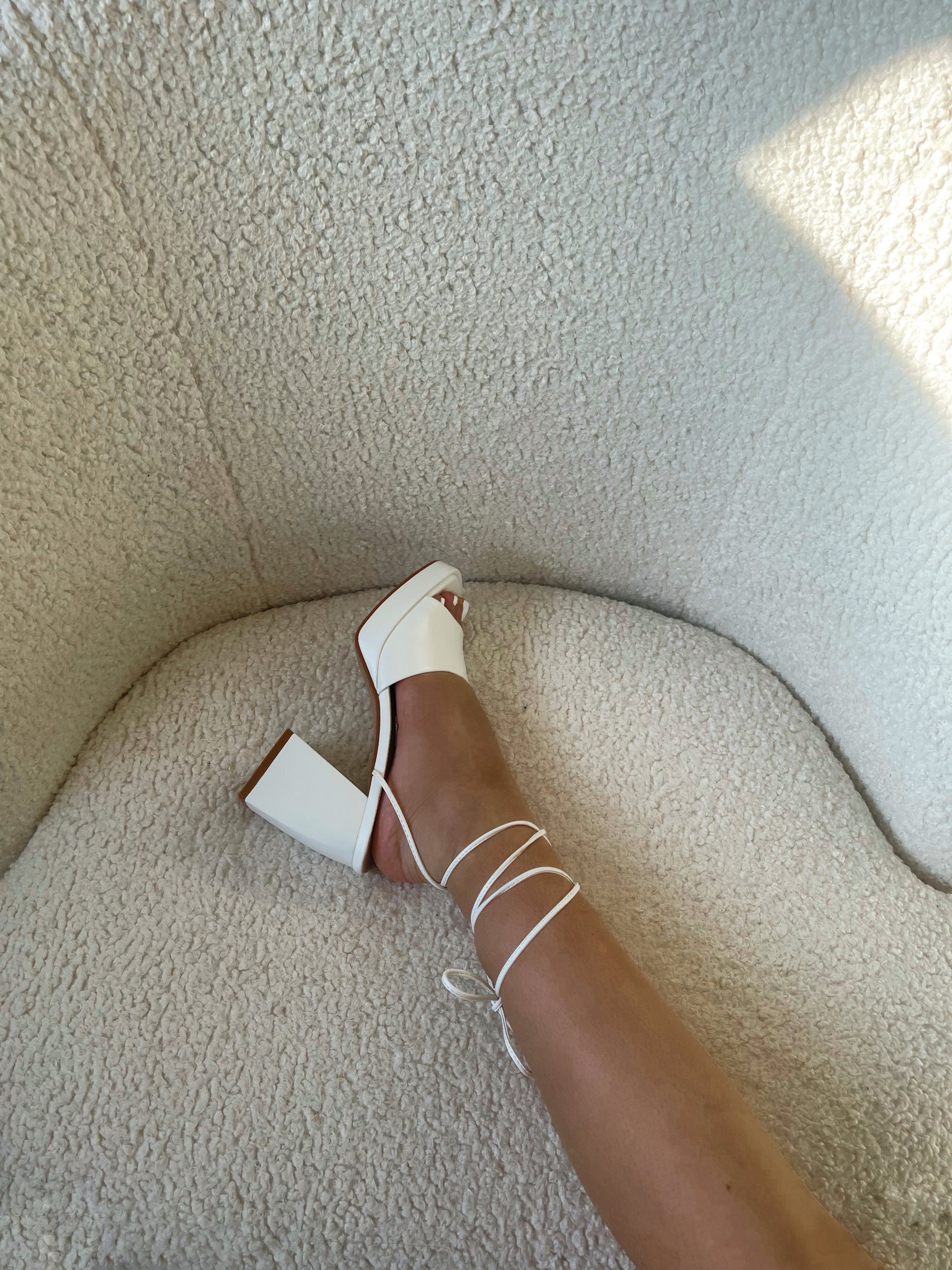 COURTNEY- Mules blanches à légère plateforme et fines lanières à lacets - Mode Femme | Cassy