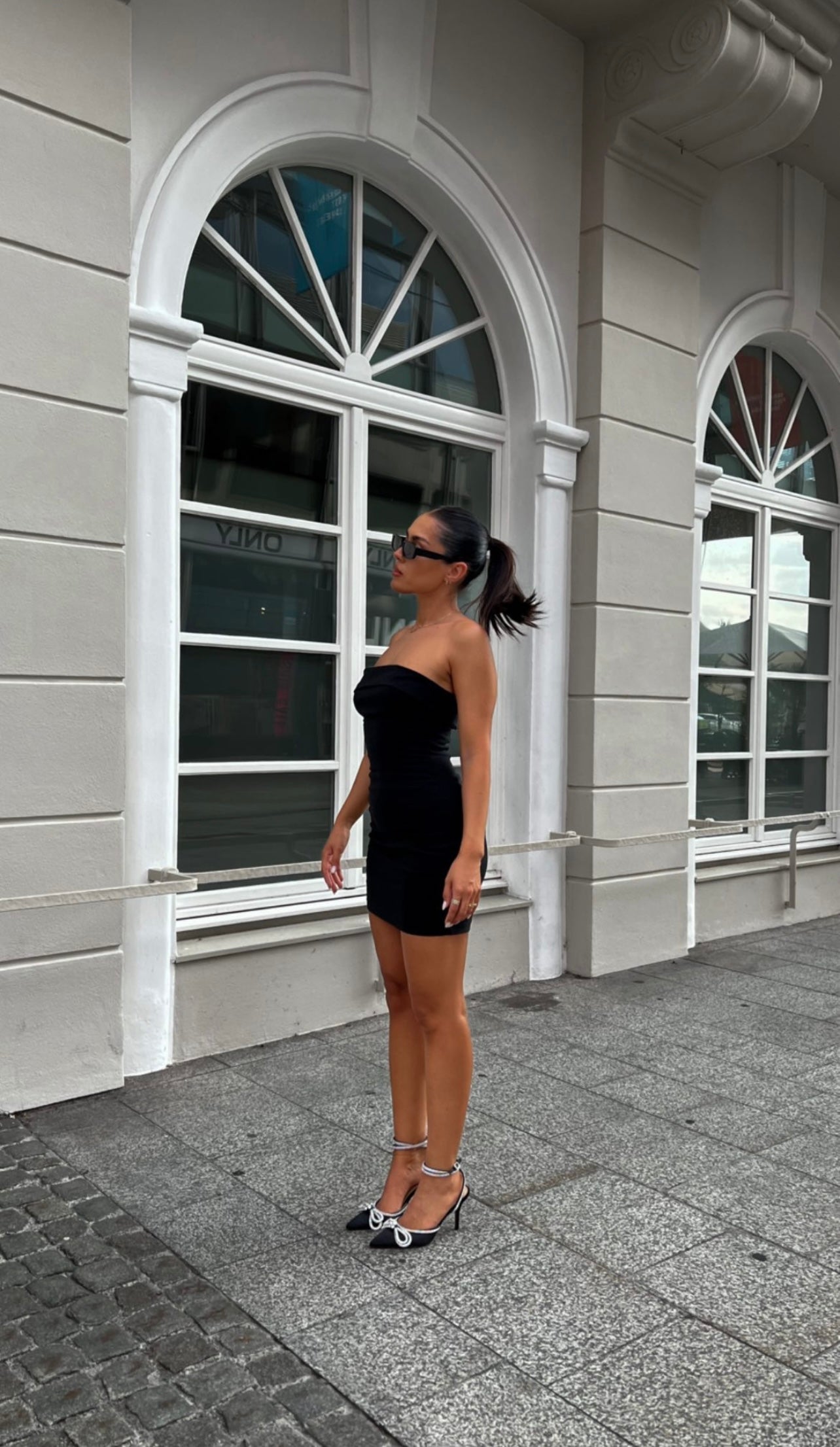 BLAIR - Escarpins noires à sangles entrecroisées et double nœud ornés de strass - Mode Femme | Cassy