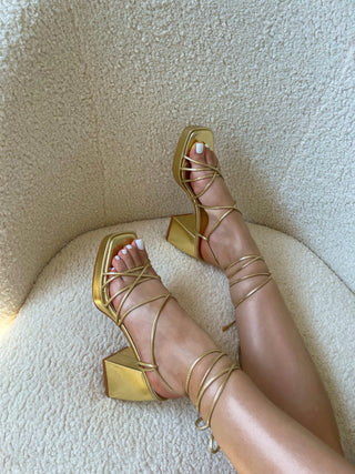 BRITTANY - Sandales gold à plateforme et fines lanières à lacets - Mode Femme | Cassy