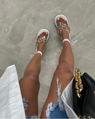 Sandales plates blanches à lacets et détail chaîne dorée - Mode Femme | Cassy