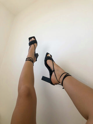 Sandales noires à lacets et sangles tressées - Mode Femme | Cassy
