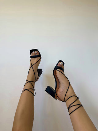Sandales noires à talon à lacets et à fine lanière - Mode Femme | Cassy