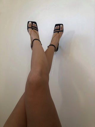 Sandales noires style tong à bride de cheville dorée - Mode Femme | Cassy