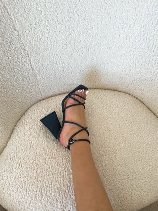 SERENA - Sandales noires à talon triangulaire et sangles entrecroisées - Mode Femme | Cassy