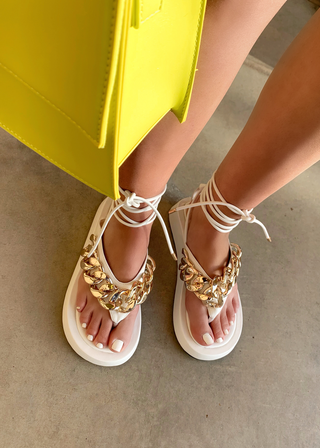Sandales plates blanches à lacets et détail chaîne dorée - Mode Femme | Cassy