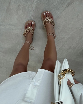 Sandales plates camel à lacets et détail chaîne dorée - Mode Femme | Cassy