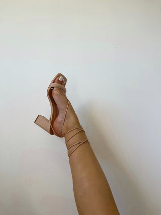 Sandales beiges à talon à lacets et à fine lanière - Mode Femme | Cassy