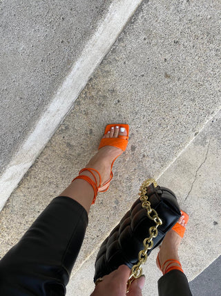 Sandales orange à bride d'orteil et effet matelassé - Mode Femme | Cassy