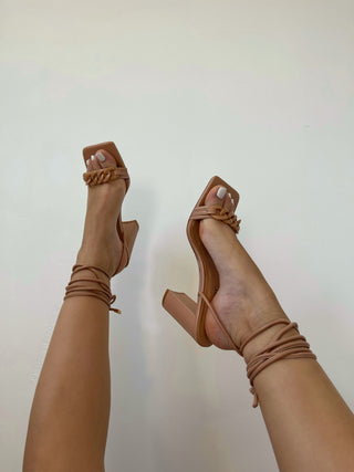 Sandales beiges à lacets et détail chaîne - Mode Femme | Cassy