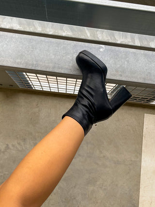DAISY - Bottines noires à mini plateforme en simili cuir souple et talon bloc - Mode Femme | Cassy