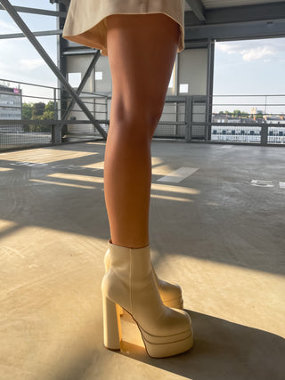 PAIGE - Bottines beiges montantes à plateforme en simili cuir rigide - Mode Femme | Cassy