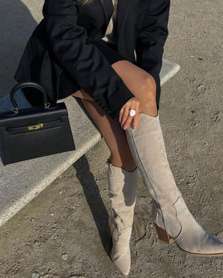 TAYLOR - Bottes à talon et bout pointu en suédine beige style cowboy - Mode Femme | Cassy